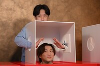 京本大我（SixTONES）の頭が中にある箱の中に両手を突っ込む二宮和也（嵐）。「6SixTONES」第3弾より。