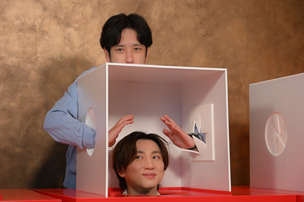 京本大我（SixTONES）の頭が中にある箱の中に両手を突っ込む二宮和也（嵐）。「6SixTONES」第3弾より。