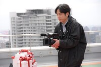 ビデオカメラを構える二宮和也（嵐）。「6SixTONES」第3弾より。