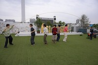 大縄跳びをするSixTONESと二宮和也（嵐）。「6SixTONES」第3弾より。