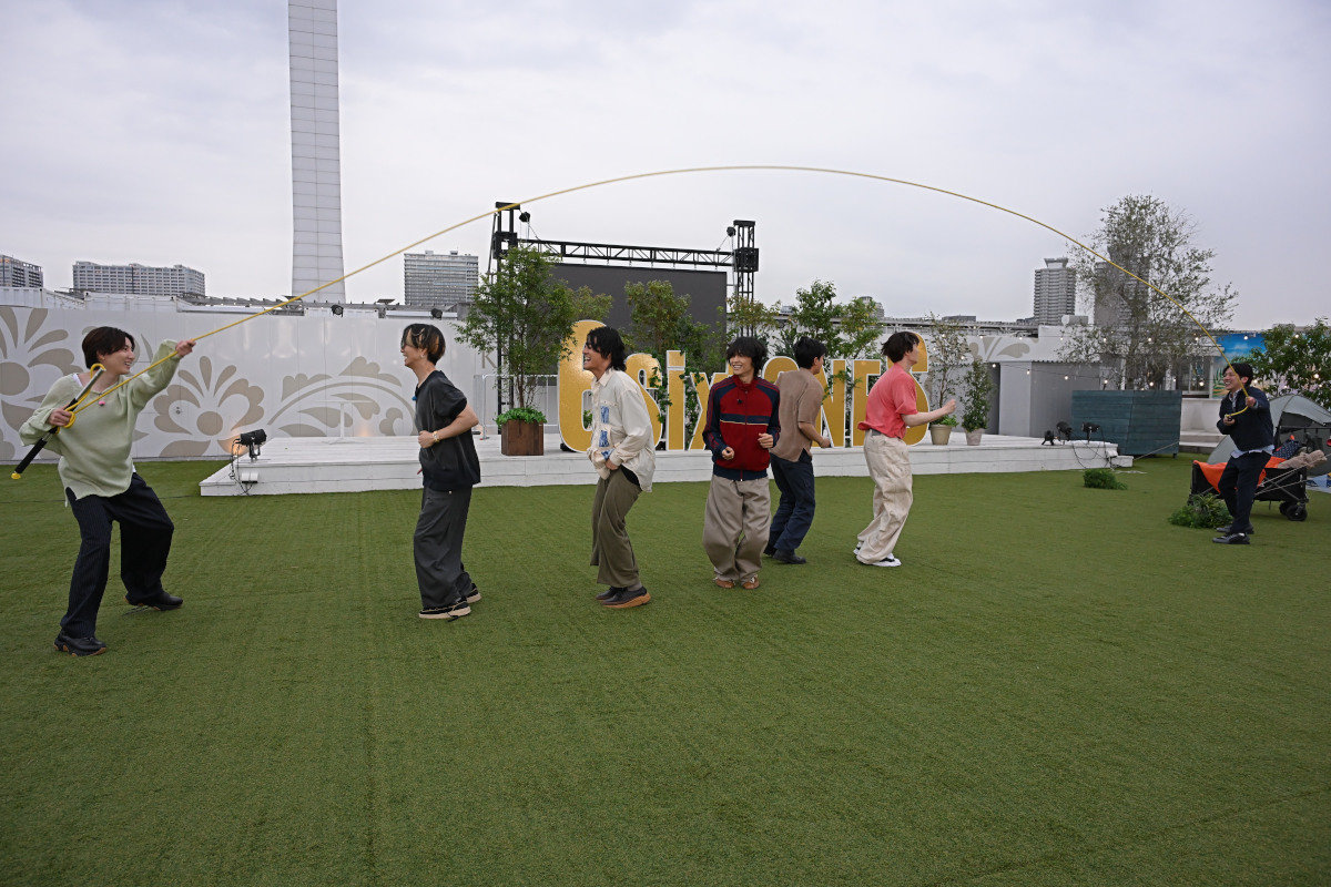 大縄跳びをするSixTONESと二宮和也（嵐）。「6SixTONES」第3弾より。