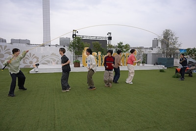 大縄跳びをするSixTONESと二宮和也（嵐）。「6SixTONES」第3弾より。