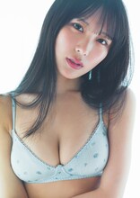 「週刊プレイボーイ」最新号に掲載された逢田珠里依（≒JOY）のグラビア。 ©細居幸次郎 / 集英社