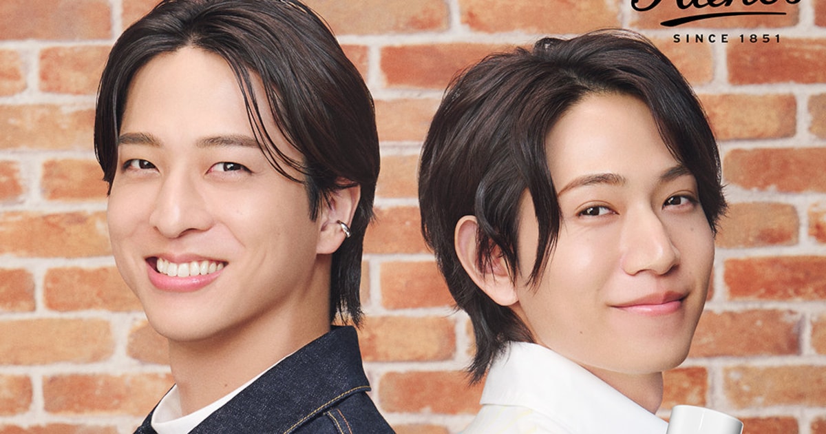 timelesz寺西拓人＆橋本将生、背中合わせでさわやか笑顔！チャーム付きミニポーチ当たるキャンペーンも