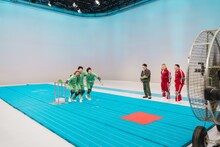 巨大扇風機に立ち向かうMrs. GREEN APPLE。©︎TBS