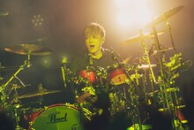 MUCCサポートメンバーの山内康雄（Dr）。（撮影：冨田味我）