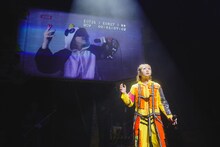 417Pと通信を行う夏川椎菜。