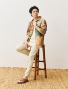 パッチワークシャツにリネンのパンツを着こなす岸優太。