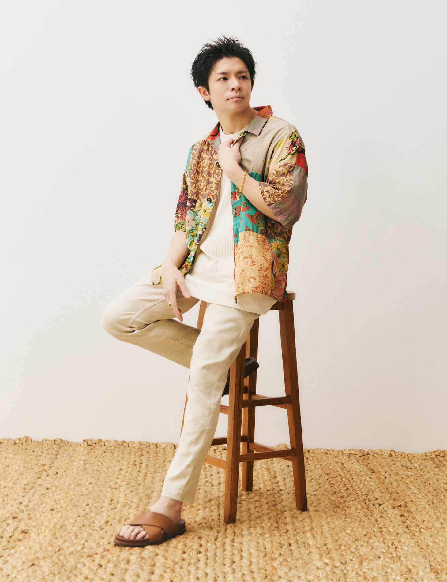 パッチワークシャツにリネンのパンツを着こなす岸優太。