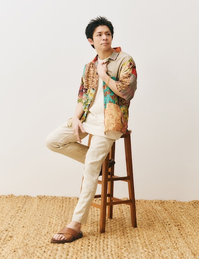パッチワークシャツにリネンのパンツを着こなす岸優太。