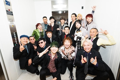 「[SKA] SHOWDOWN」出演メンバーの集合写真。（撮影：Yukihide [JON...] Takimoto）