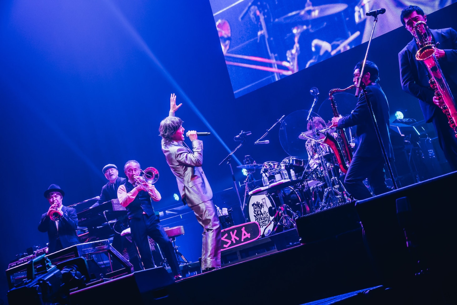 稲葉浩志とのコラボの様子。（撮影：夏目圭一郎）