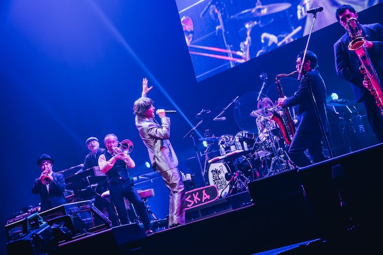 稲葉浩志とのコラボの様子。（撮影：夏目圭一郎）