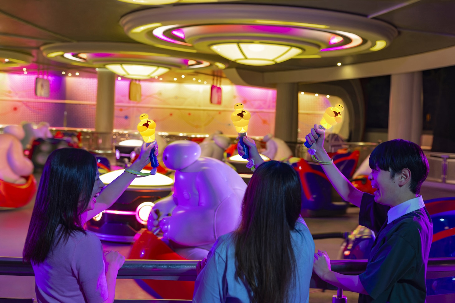 「ベイマックスのハッピーライド」でペンライトを使用しているイメージ。