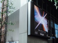 Zepp Shinjuku（TOKYO）出入口のモニターに映し出された「ライブナタリー “踊ってばかりの国 × Hedigan's”」のビジュアル。（Photo by Daiki Miura）