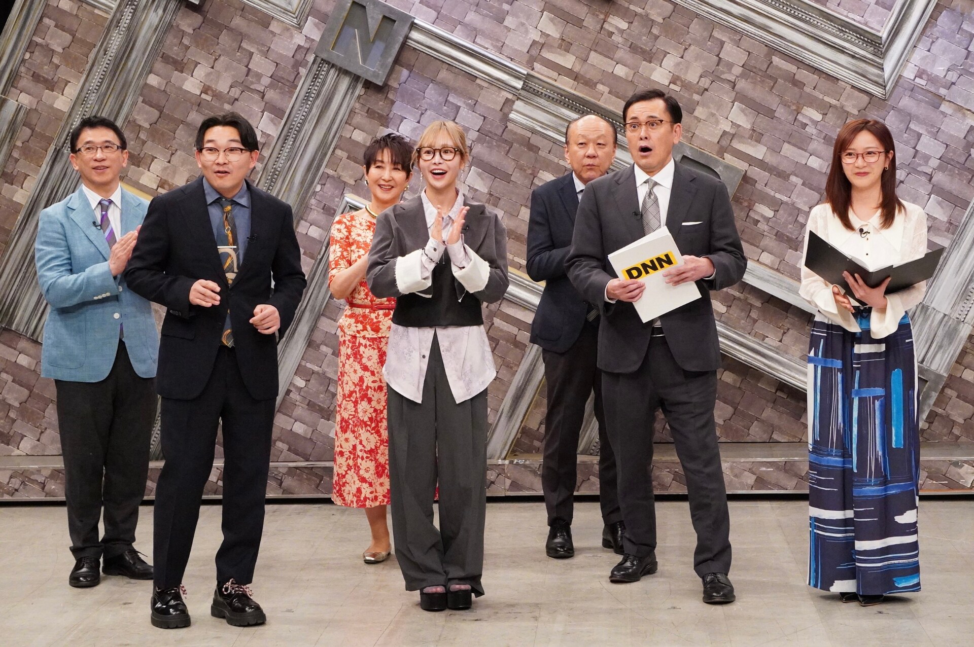 全力！脱力タイムズ」出演者。前列左から2番目が仲川瑠夏（FRUITS