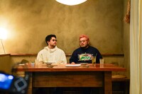 語り合う井口理（King Gnu）とアサノケンジ（TENDOUJI）。