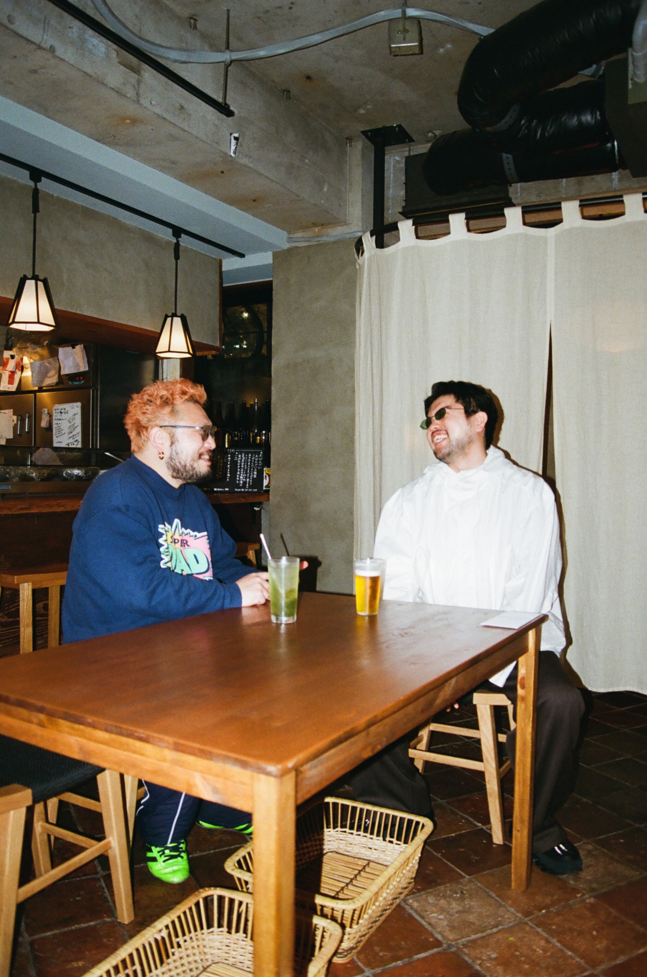 お酒を片手に語り合うアサノケンジ（TENDOUJI）と井口理（King Gnu）。