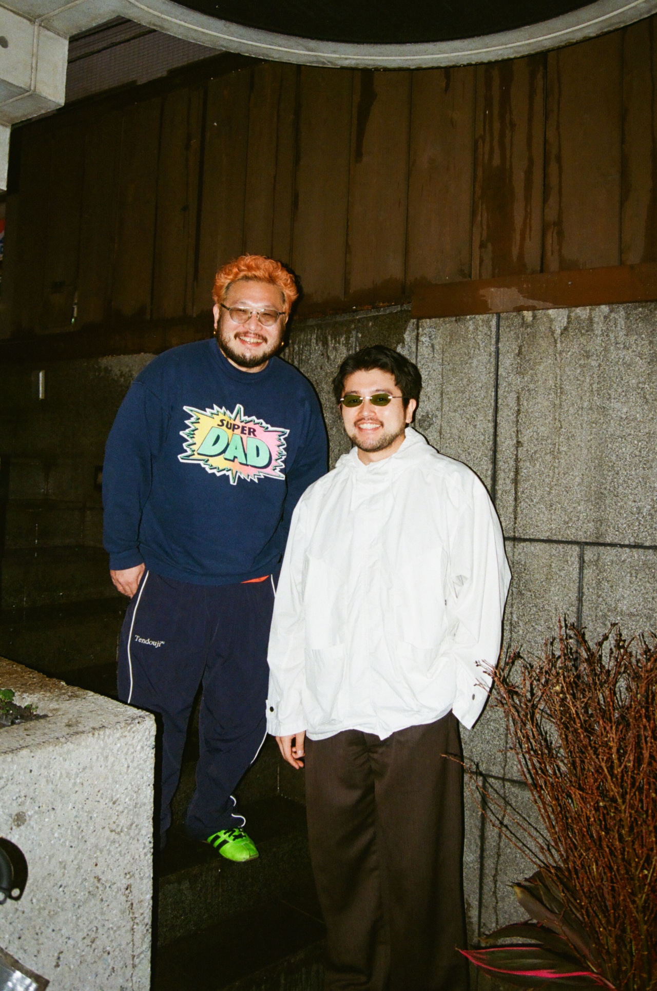 左からアサノケンジ（TENDOUJI）、井口理（King Gnu）。