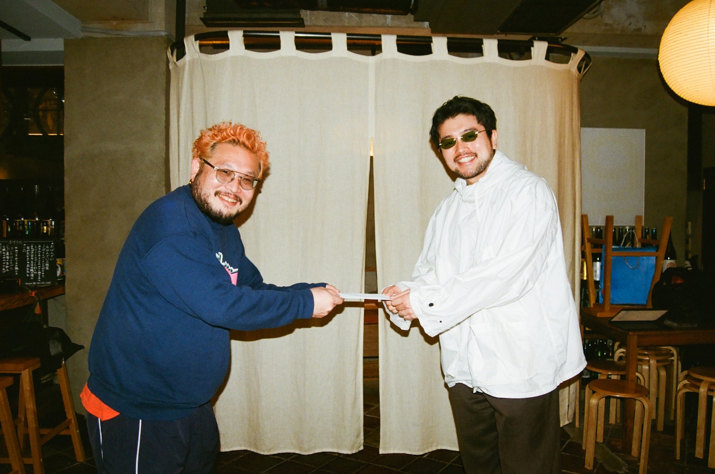 井口理（King Gnu）に手紙を手渡すアサノケンジ（TENDOUJI）。