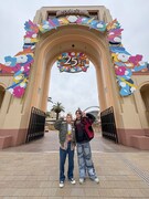 ユニバーサル・スタジオ・ジャパンを満喫するAぇ! groupの小島健と末澤誠也。