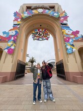 ユニバーサル・スタジオ・ジャパンを満喫するAぇ! groupの小島健と末澤誠也。