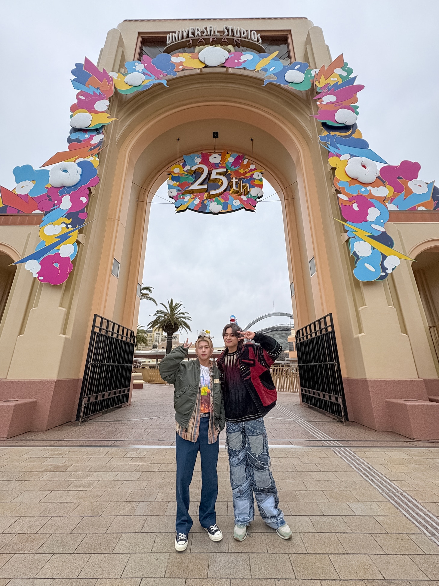 ユニバーサル・スタジオ・ジャパンを満喫するAぇ! groupの小島健と末澤誠也。
