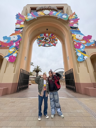 ユニバーサル・スタジオ・ジャパンを満喫するAぇ! groupの小島健と末澤誠也。