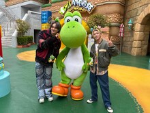 左から小島健（Aぇ! group）、ヨッシー、末澤誠也（Aぇ! group）。