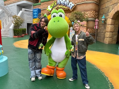 左から小島健（Aぇ! group）、ヨッシー、末澤誠也（Aぇ! group）。