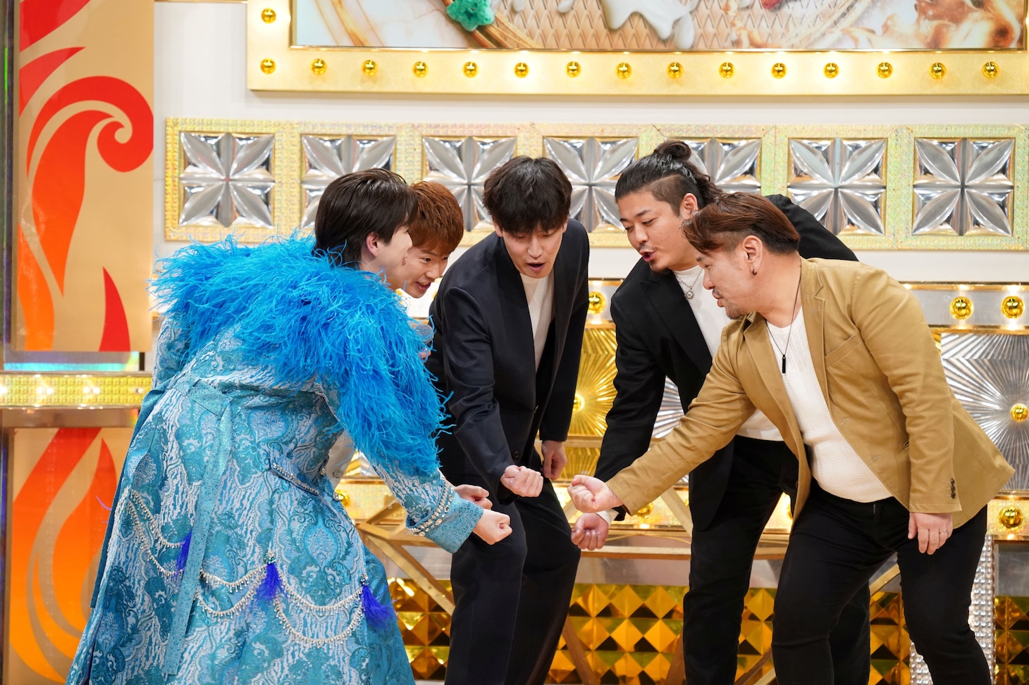 九州出身のファイナリスト「Q-宇宙男児」と一致団結する塩﨑太智（左 / M!LK）。4月25日に放送される、M!LKが“公式応援団”を務める「全力チャンプ」より。