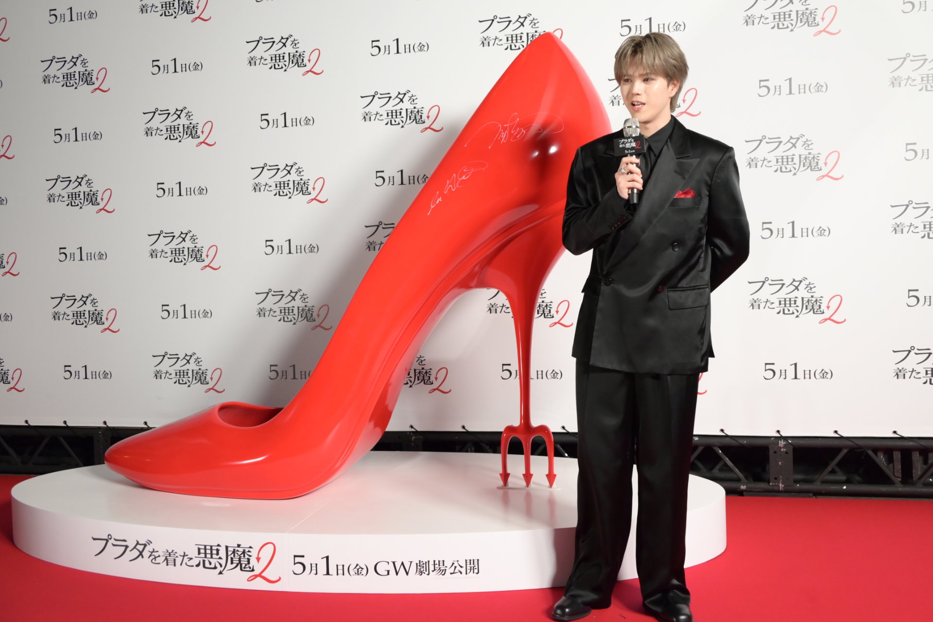 メリル・ストリープ直筆サイン入り超大型写真… メリル・ストリープとアン・ハサウェイのサイン入り巨大ピンヒールと