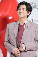 はにかむ柏木悠（超特急）。