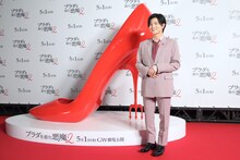 メリル・ストリープとアン・ハサウェイのサイン入り巨大ピンヒールと柏木悠（超特急）。