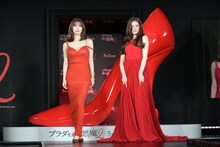 ポーズを決めるモモとサナ。ともにTWICE。