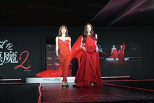 ランウェイのように闊歩するモモとサナ。ともにTWICE。