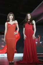 モモのドレスはMIU MIU、サナのドレスはPRADA。