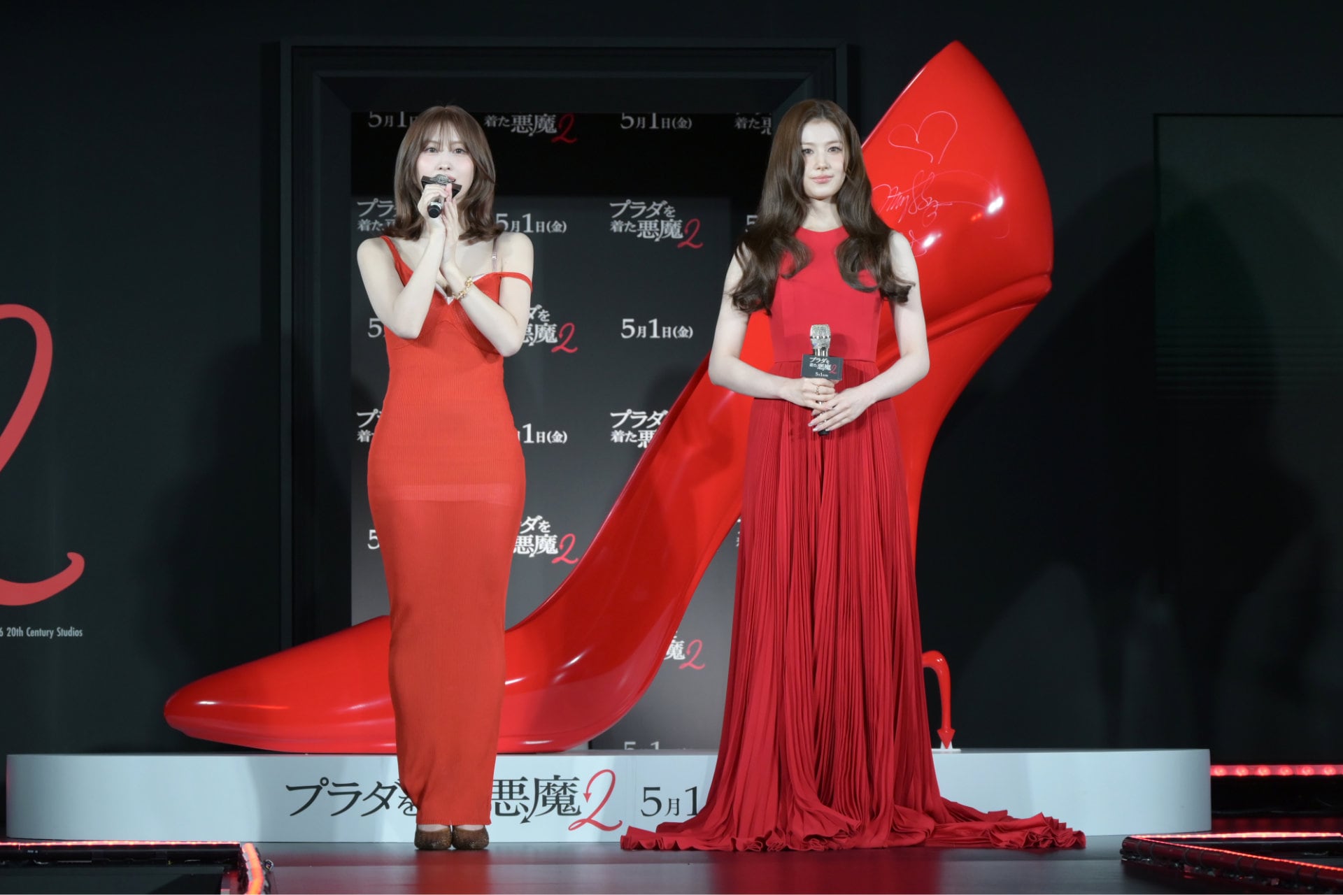 左からモモ、サナ。ともにTWICE。 [画像ギャラリー 20/24] - 音楽ナタリー