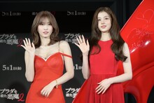 手を振るモモとサナ。ともにTWICE。