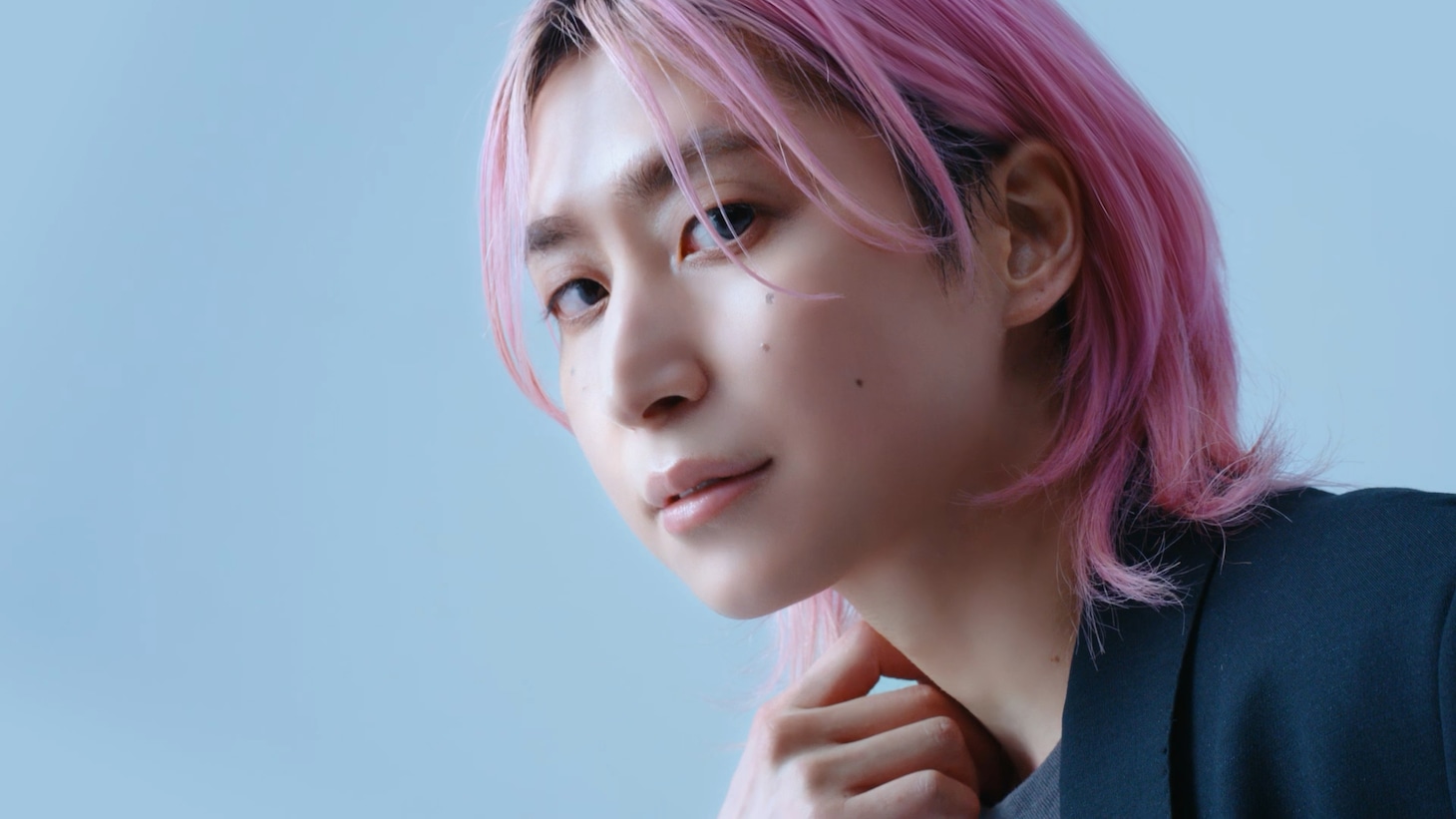 佐久間大介（Snow Man）が出演している新CM「ベースメイクはUVプライマー」編より。