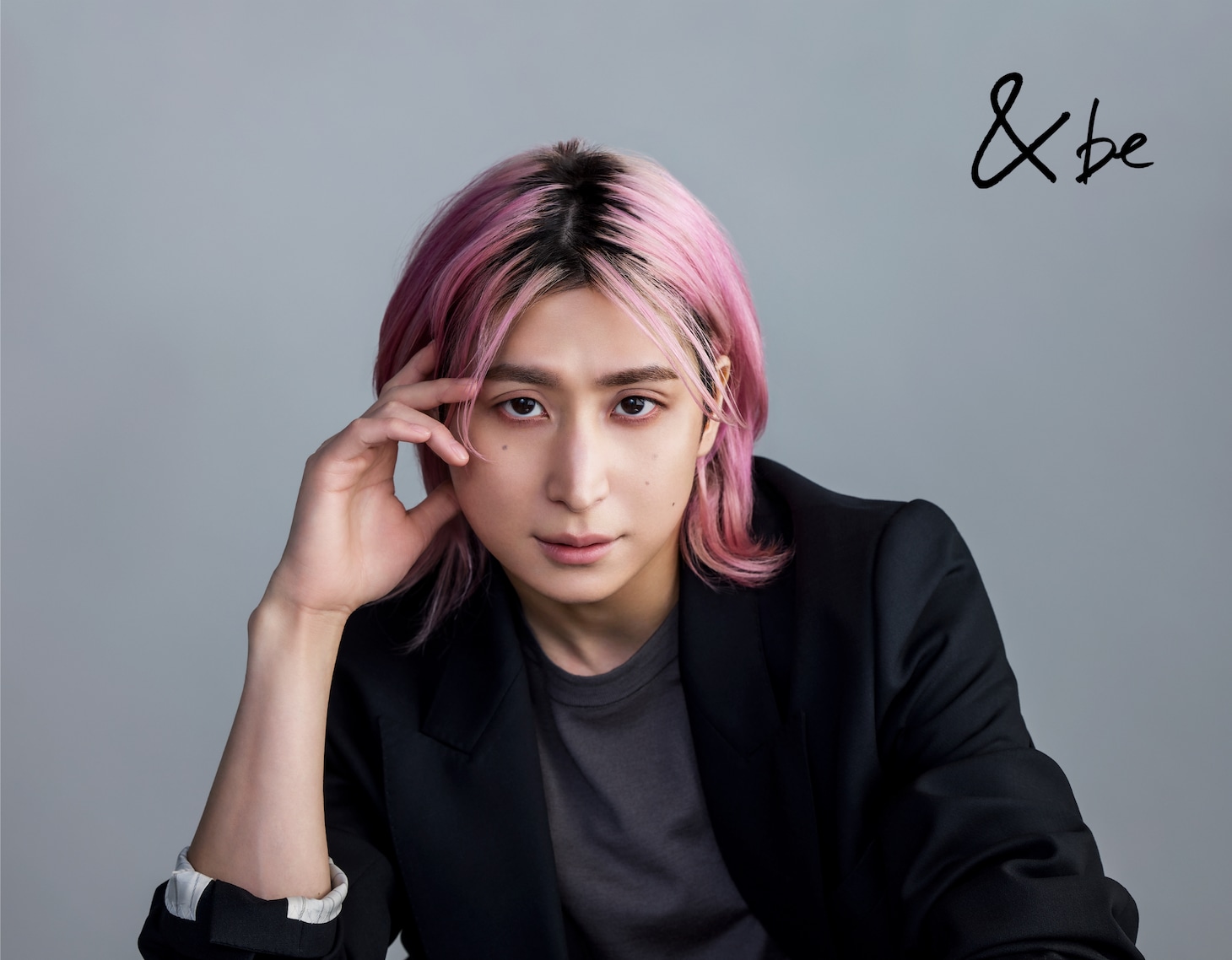 佐久間大介（Snow Man）が登場する&beのキービジュアル。