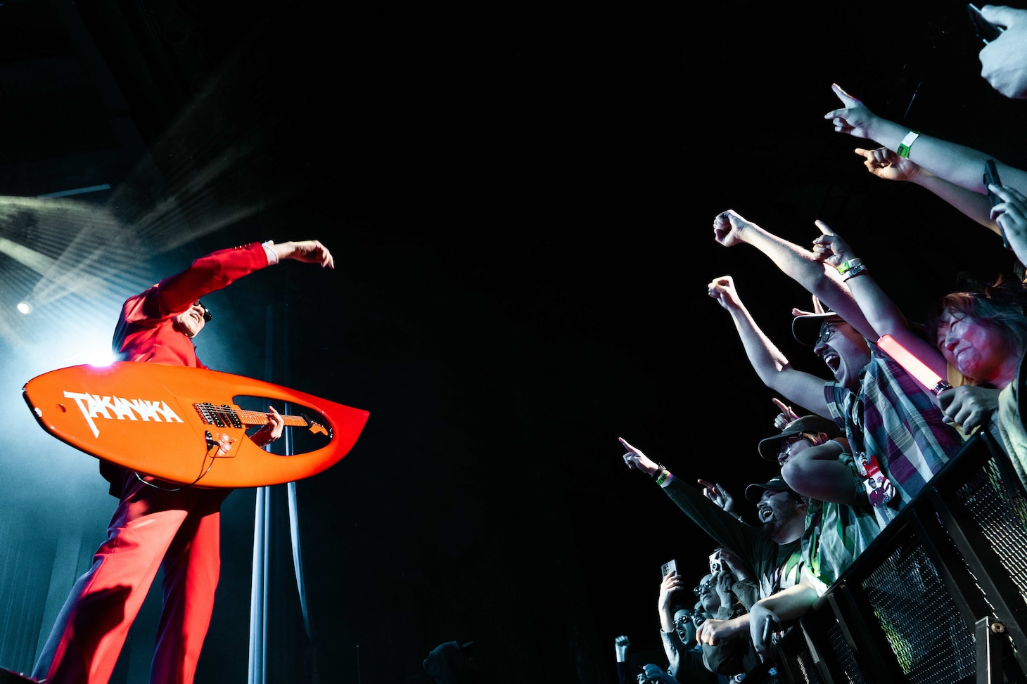 高中正義のライブの様子。