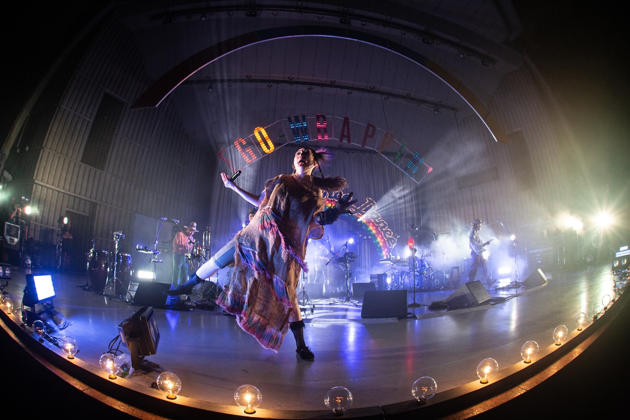 EGO-WRAPPIN'が2025年に東京・日比谷公園大音楽堂（日比谷野音）で行った「Dance, Dance, Dance」の様子。（撮影：仁礼博）