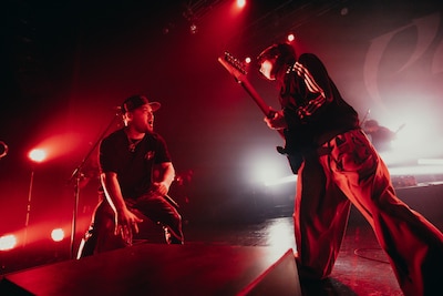 左からCHICO CARLITO、TSUBASA（G）。（撮影：kawado / X・Instagram［@kawado_photo］）