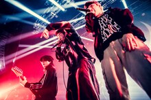左からTSUBASA（G）、KAITO（Vo）、Taka。（撮影：ヤマダマサヒロ / Instagram［@yamada_mphoto］）