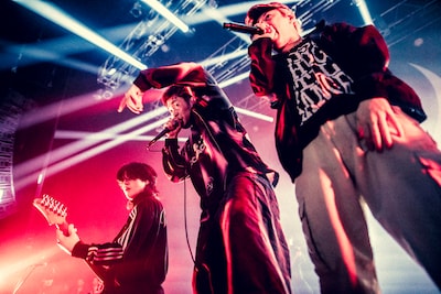 左からTSUBASA（G）、KAITO（Vo）、Taka。（撮影：ヤマダマサヒロ / Instagram［@yamada_mphoto］）
