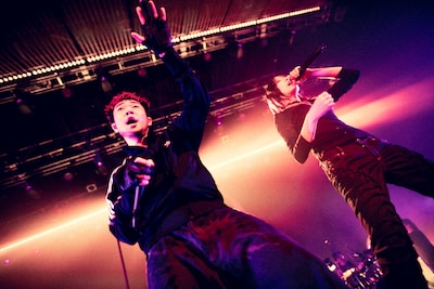 左からKAITO（Vo）、AB。（撮影：ヤマダマサヒロ / Instagram［@yamada_mphoto］）