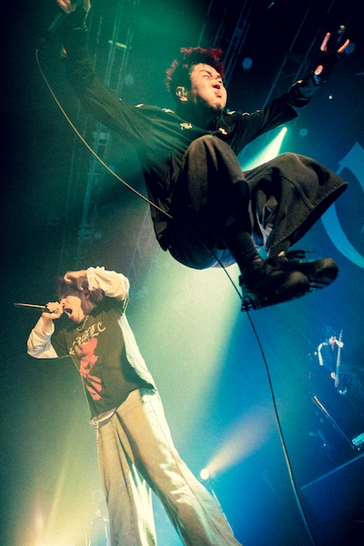 左からKenta Koie、KAITO（Vo）。（撮影：ヤマダマサヒロ / Instagram［@yamada_mphoto］）