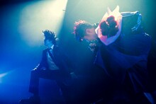 左から粗品、KAITO（Vo）。（撮影：ヤマダマサヒロ / Instagram［@yamada_mphoto］）