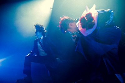 左から粗品、KAITO（Vo）。（撮影：ヤマダマサヒロ / Instagram［@yamada_mphoto］）